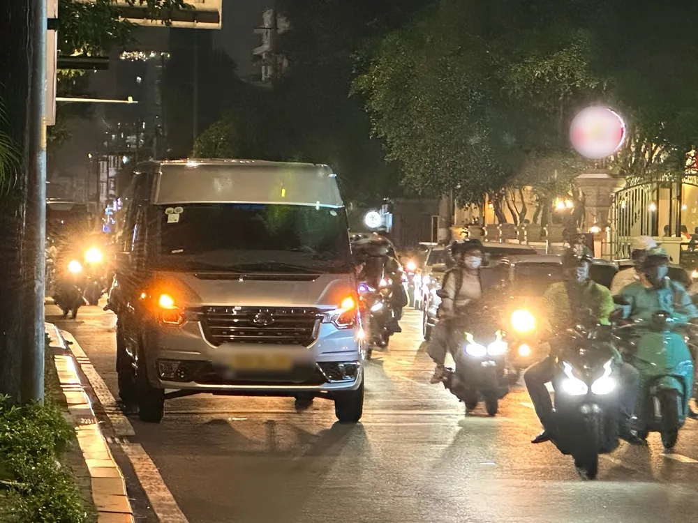 Nếu điều khiển xe đến vị trí dừng, đỗ xe khi cơ thể chưa đào thải hết cồn vẫn bị xử phạt vi phạm nồng độ cồn. Ảnh: THẢO HIỀN. Dừng xe ô tô để ngủ khi say rượu