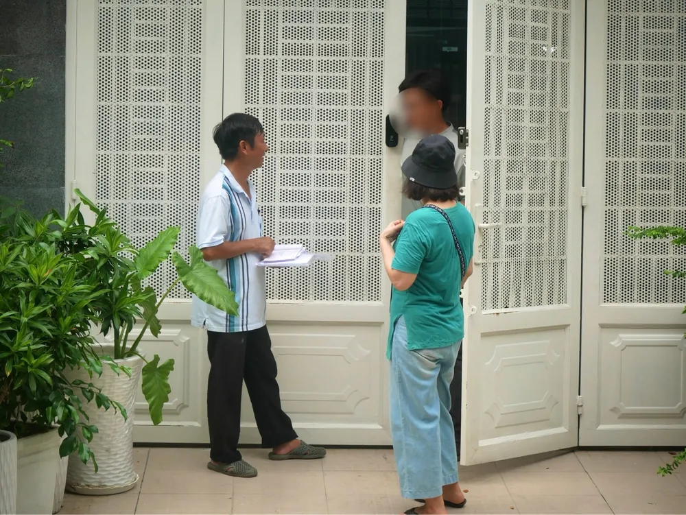 Ban Điều hành khu phố 16, phường Hiệp Bình Chánh, TP Thủ Đức tiến hành thu phí vận chuyển rác thải rắn đối với Hộ gia đình. Ảnh: TRẦN LINH. thu phí vận chuyển rác thải rắn