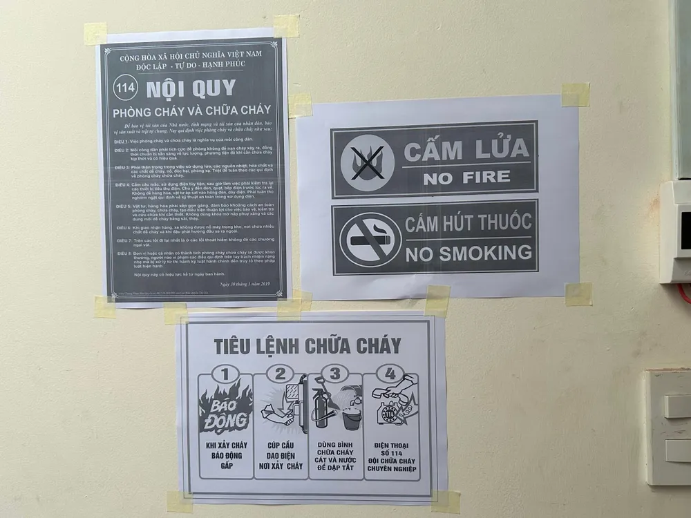 Bảng nội quy, tiêu lệnh PCCC đen trắng không đúng quy định pháp luật. Ảnh: THẢO HIỀN. quy định cụ thể về bảng nội quy, tiêu lệnh PCCC