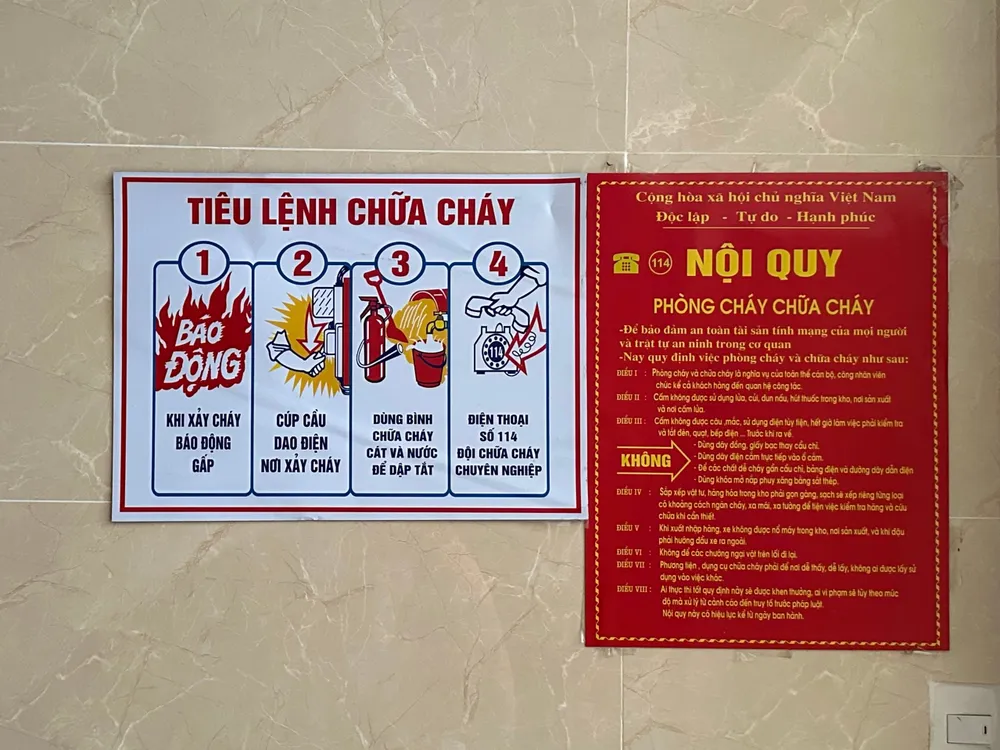 Thông thường bảng nội quy và tiêu lệnh PCCC phải được thiết kế với hình ảnh trực quan, chữ nào vàng, hoặc trắng trên nền đỏ. Ảnh: THẢO HIỀN nha-tro-dan-bang-noi-quy-tieu-lenh-pccc-bang-bang-in-khong-mau-co-duoc-khong_11zon.jpg