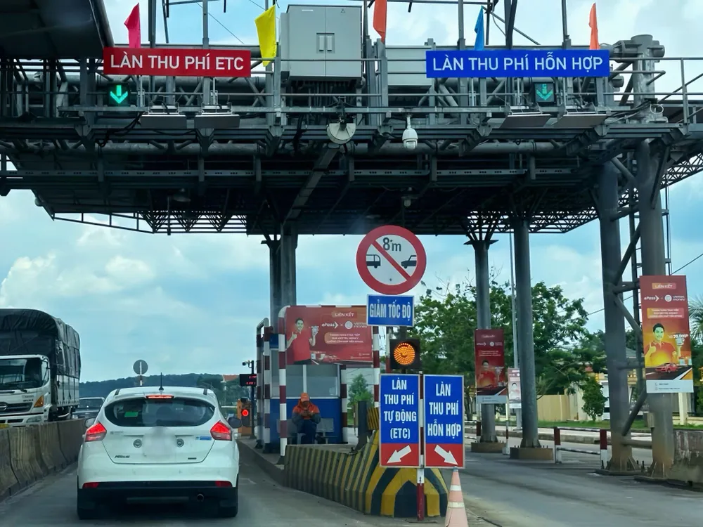 Tài xế nên thường xuyên chủ động kiểm tra, đảm bảo tài khoản ETC còn đủ tiền trước chuyến đi. Ảnh: THẢO HIỀN. tài khoản ETC hết tiền