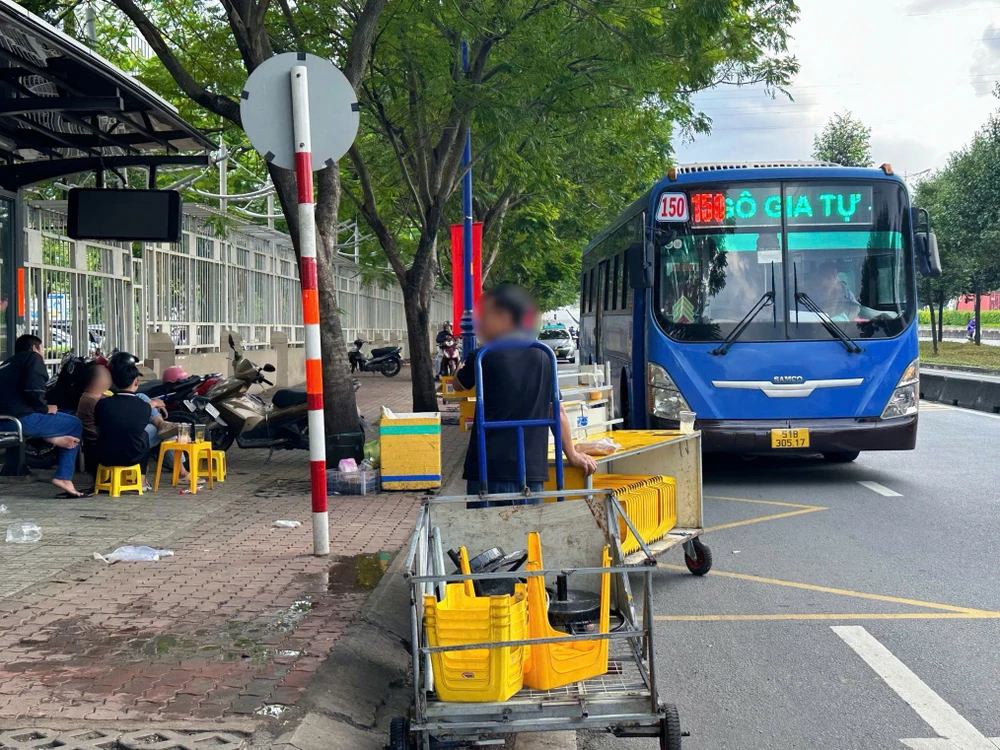 điểm dừng xe buýt bị lấn chiếm