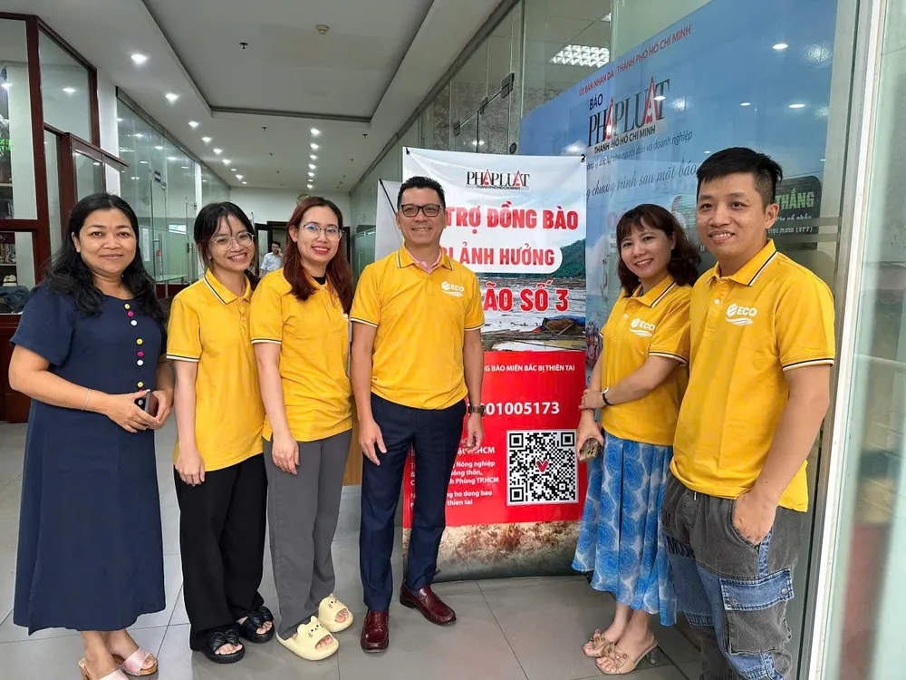 ban-doc-bao-phap-luat-tp-hcm-tiep-tuc-phat-huy-nghia-cu-dong-bao-ho-tro-nguoi-dan-bi-thien-tai-_11zon (1).jpg