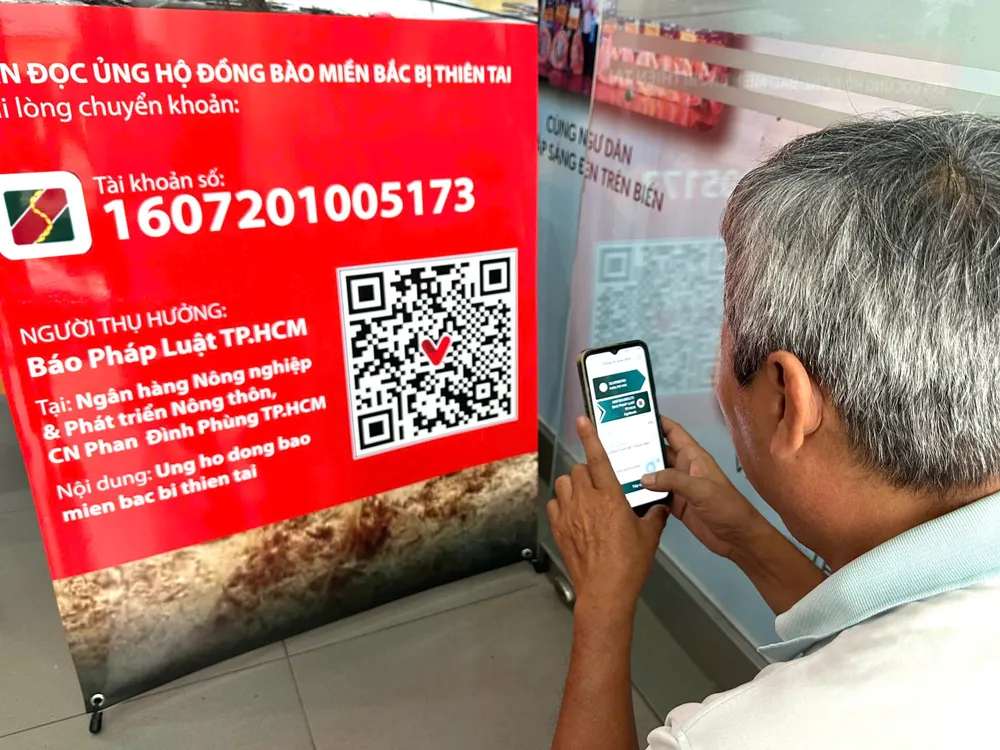 ban-doc-bao-phap-luat-tp-hcm-tiep-tuc-phat-huy-nghia-cu-dong-bao-ho-tro-nguoi-dan-bi-thien-tai_11zon (1).jpg