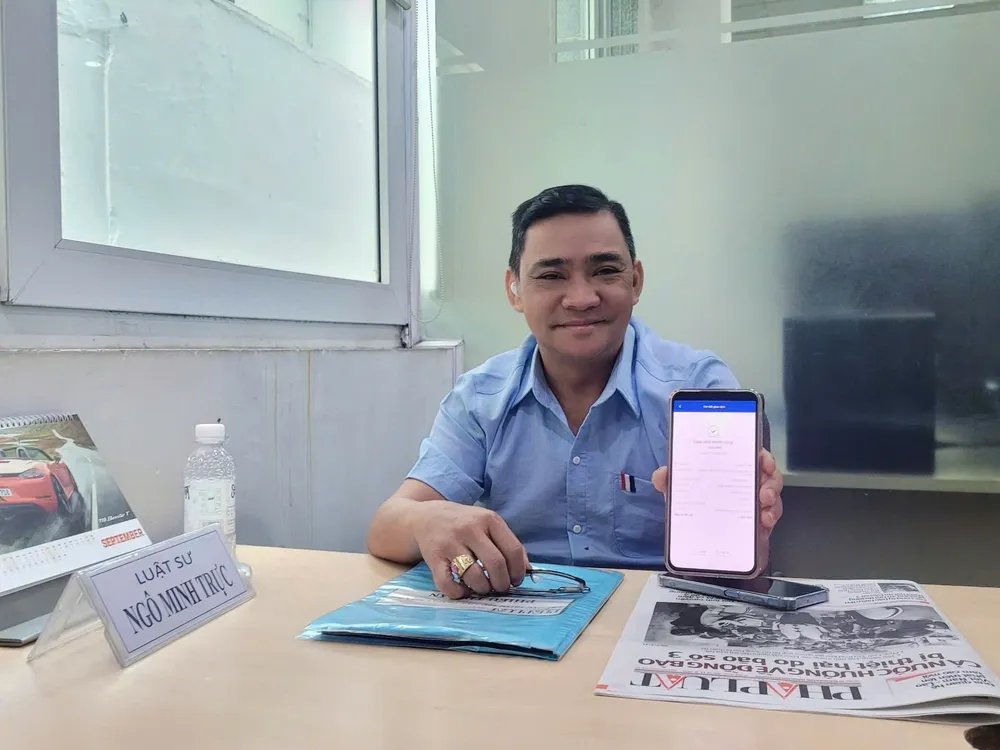 Luật sư Ngô Minh Trực ủng hộ 1 triệu đồng sau khi báo Pháp Luật TP.HCM phát động quyên góp. Ảnh: THẢO HIỀN kêu gọi quyên góp hỗ trợ đồng bào bị thiên tai