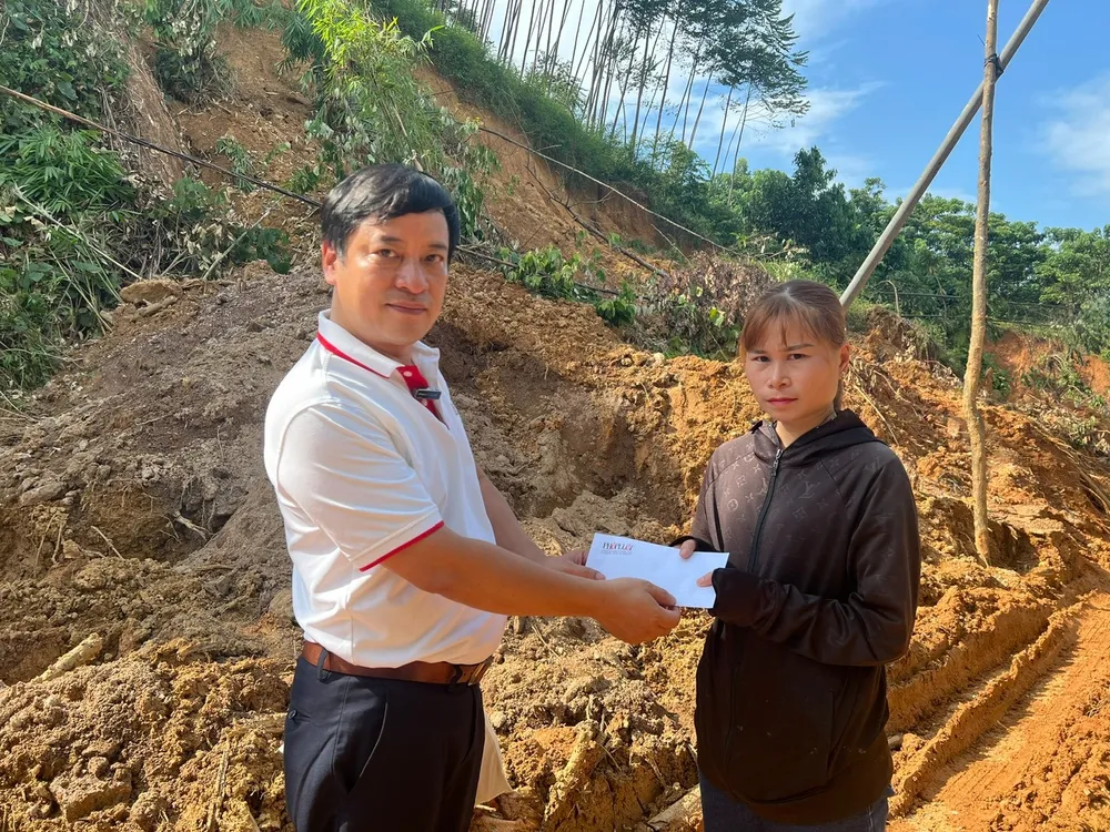 Thay mặt bạn đọc, đại diện Báo Pháp Luật TP.HCM gửi sự hỗ trợ đến người dân bị ảnh hưởng bởi cơn bão số 3. Ảnh: TT nghe-si-quyen-linh-va-2-con-gai-nhieu-lan-gop-suc-ho-tro-ba-con-vung-bao.jpg