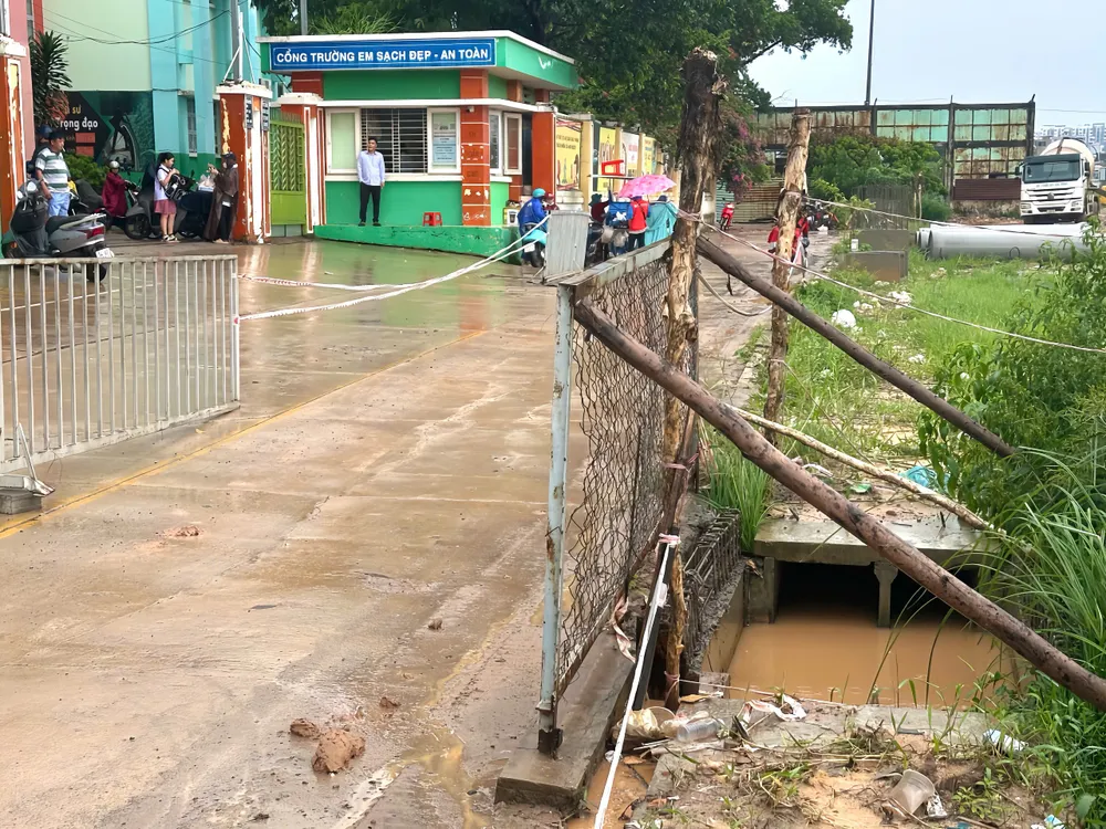 Hố sâu trước trường học không có biển cảnh báo và rào chắn sơ sài. Ảnh: TH - TM hố sâu không có rào chắn