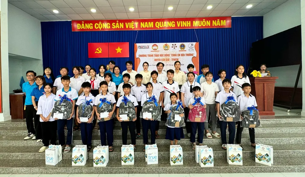 Báo Pháp Luật TP.HCM phối hợp cùng các đơn vị tài trợ trao học bổng "Cùng em đến trường". Ảnh: TRẦN MINH trao-tang-70-trieu-dong-xay-nha-tinh-nghia-cho-gia-dinh-chinh-sach-o-huyen-can-gio.jpg