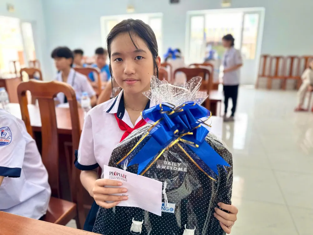 Em Phan Ngọc Minh Thư, học sinh lớp 9/2, Trường THCS An Thới Đông. Ảnh: THẢO HIỀN trao-tang-70-trieu-dong-xay-nha-tinh-nghia-cho-gia-dinh-chinh-sach-o-huyen-can-gio.jpg