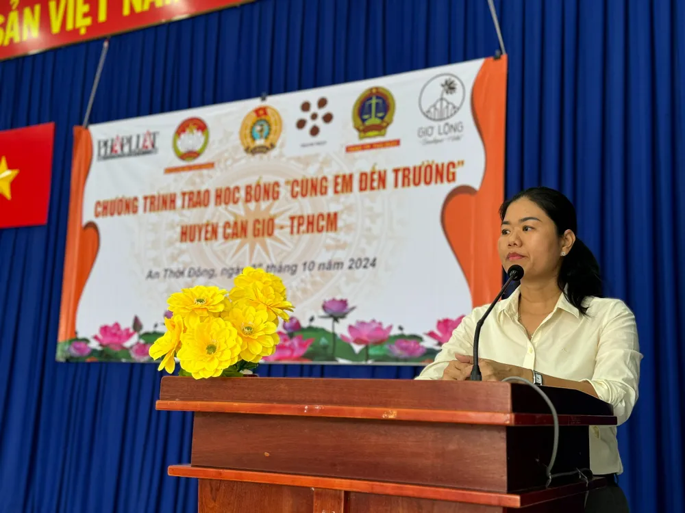 Bà Võ Thị Hoàng Yến, Phó Chủ tịch UBND xã An Thới Đông, huyện Cần Giờ. Ảnh: TRẦN MINH trao-tang-70-trieu-dong-xay-nha-tinh-nghia-cho-gia-dinh-chinh-sach-o-huyen-can-gio.jpg