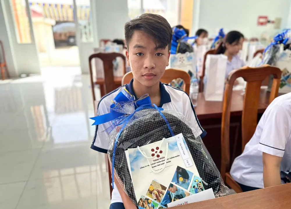 Thuận chia sẻ muốn làm bác sĩ để chữa bệnh, cứu người. Học bổng như sự khích lệ em theo đuổi đam mê đến cùng. Ảnh: THẢO HIỀN trao-tang-70-trieu-dong-xay-nha-tinh-nghia-cho-gia-dinh-chinh-sach-o-huyen-can-gio.jpg