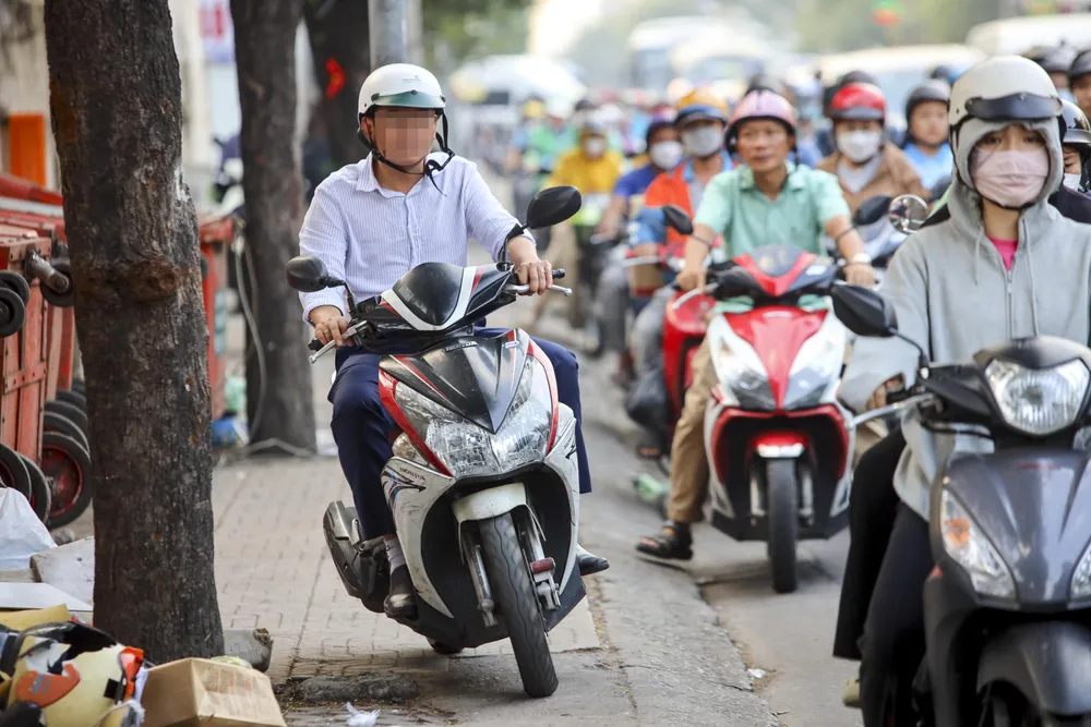 đi xe máy lên vỉa hè