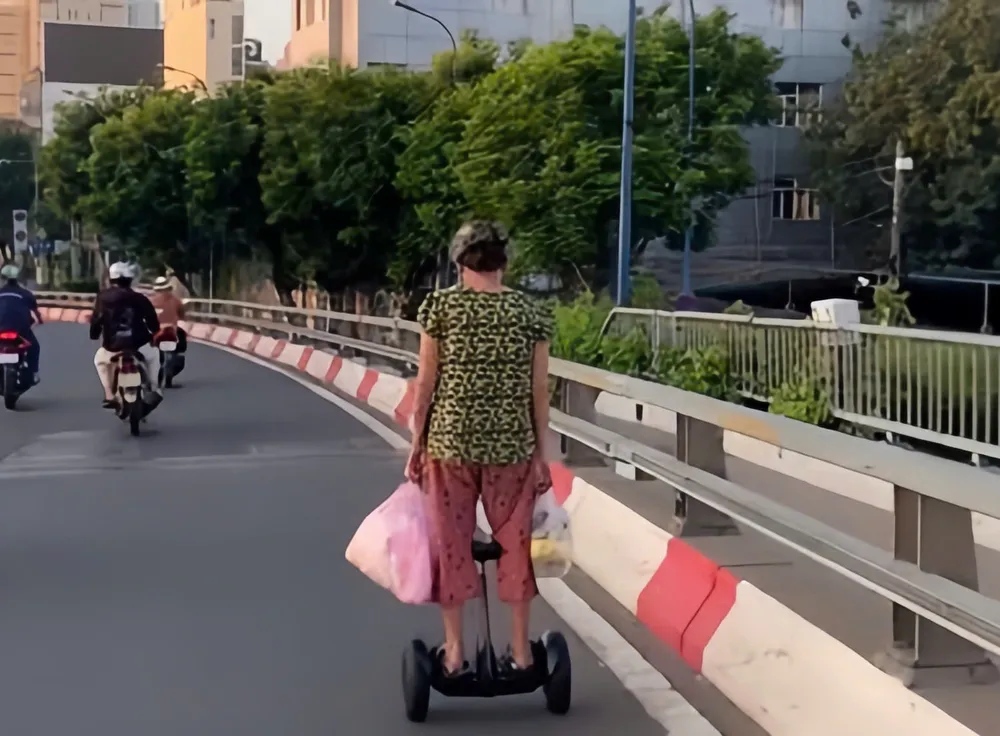 Bà VTM bị phạt vì điều khiển xe điện cân bằng trên cầu Khánh Hội. xe điện cân bằng