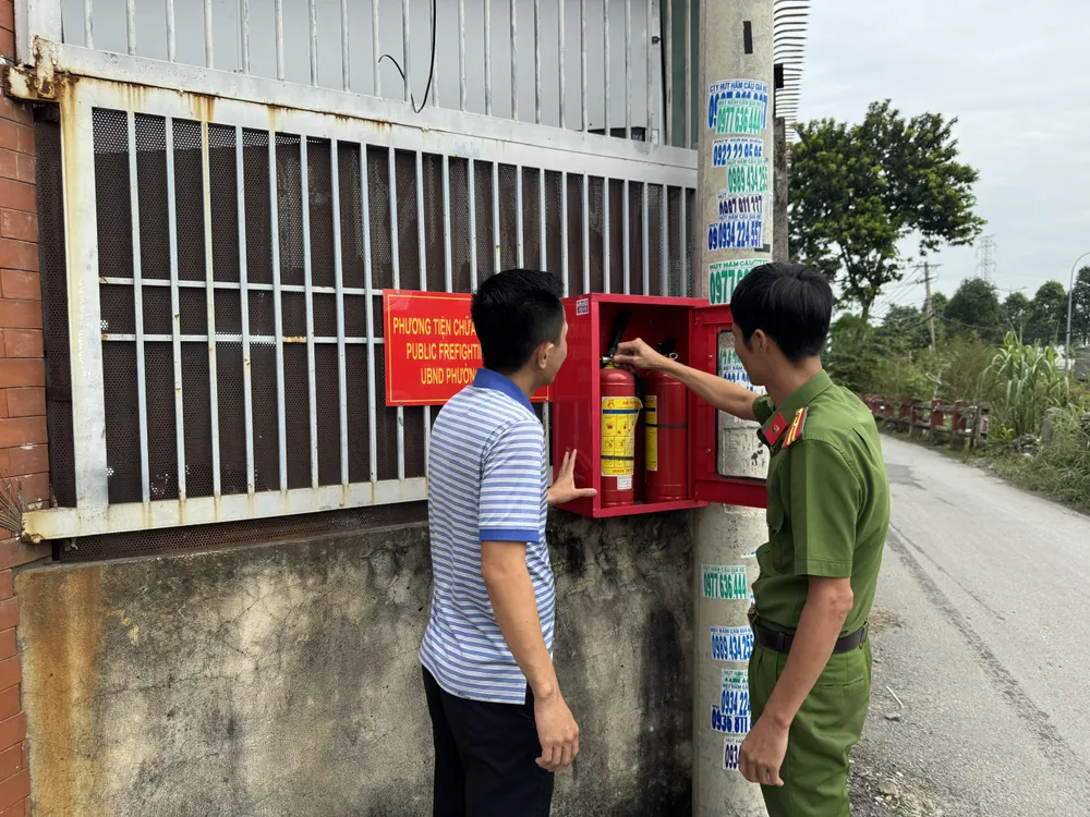 Anh Thành Đạt được lực lượng chức năng hướng dẫn sử dụng phương tiện chữa cháy. Ảnh: THẢO HIỀN An toàn PCCC