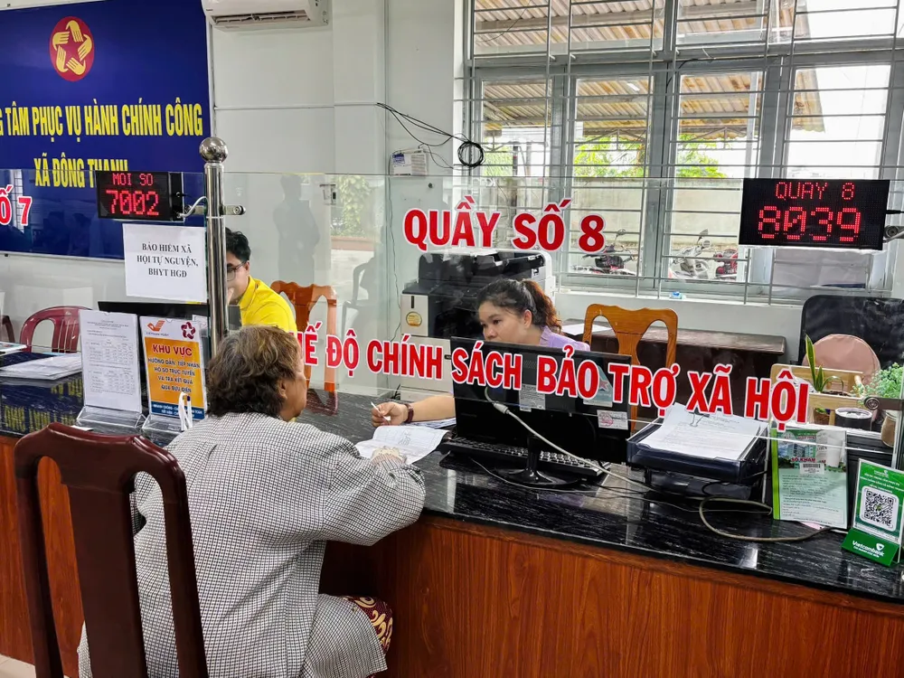 Từ ngày 1-7-2025, văn bản ủy quyền nhận lương hưu, trợ cấp hàng tháng chỉ còn giá trị tối đa 12 tháng. Ảnh: TRẦN MINH Ủy quyền nhận lương hưu