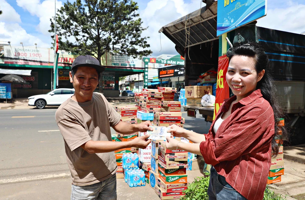 Người dân Đức Trọng, Lâm Đồng tuỳ theo sức mình đóng góp ủng hộ đồng bào miền Trung.jpeg