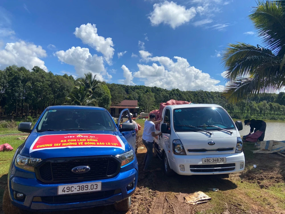 Những chuyến xe nhỏ đi gom hàng của bà con vùng rau Lâm Hà gửi tặng bà con vùng lũ chiều 4-11.jpeg