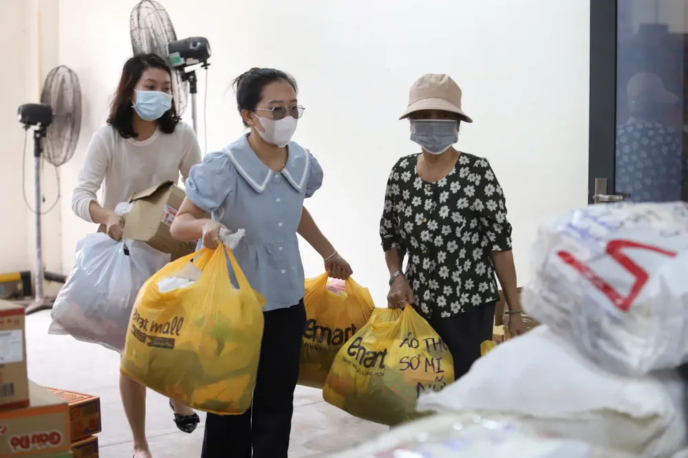 Sáng 22-11, người dân TP.HCM tiếp tục quyên góp nhu yếu phẩm gửi đồng bào vùng lũ. Ảnh: BẢO PHƯƠNG.