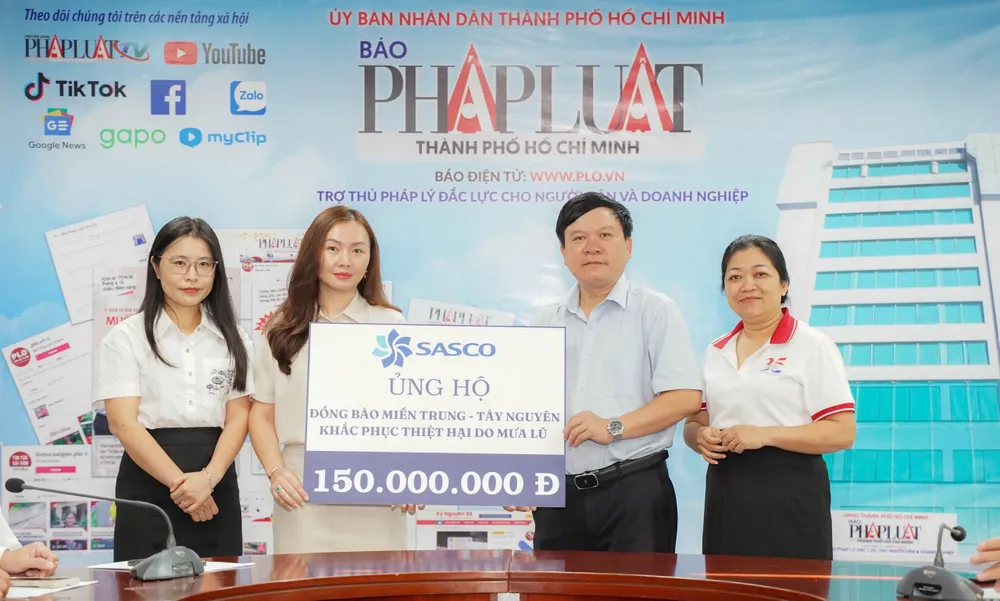 Thông qua Báo Pháp Luật TP.HCM, đại diện SASCO trao 150 triệu đồng hỗ trợ bà con vùng bão lũ miền Trung. Ảnh: THUẬN VĂN