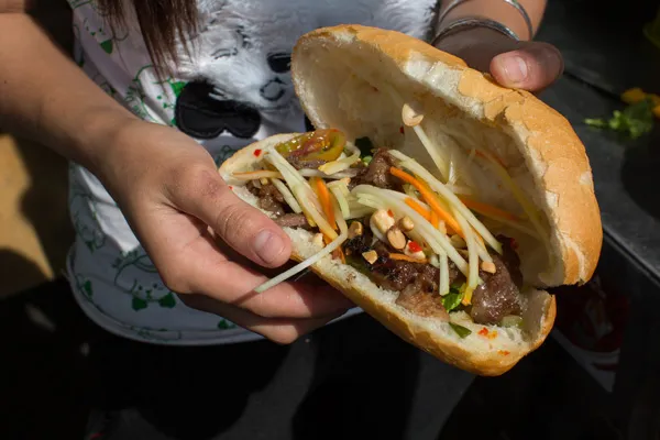 Vì sao bánh mì Sài Gòn lên báo Mỹ? ảnh 11 Vì sao bánh mì Sài Gòn lên báo Mỹ? 12