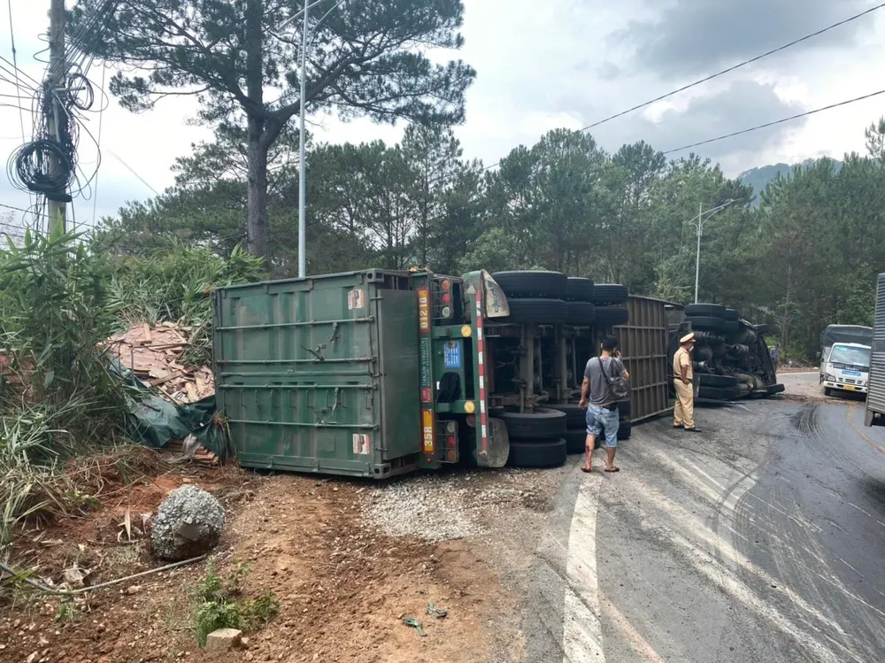 Lực lượng CSGT Lâm Đồng nhanh chóng có mặt để điều tiết giao thông. Ảnh: VT Lực lượng CSGT Lâm Đồng nhanh chóng có mặt để điều tiết giao thông. Ảnh: VT