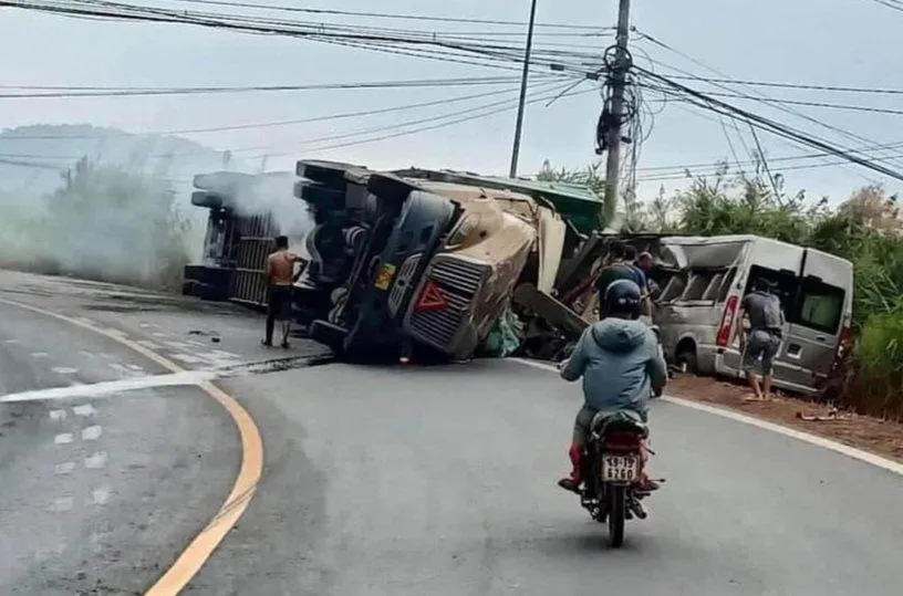 Cú va chạm giữa hai xe khiến 7 người bị thương. Ảnh: VT Cú va chạm giữa hai xe khiến 7 người bị thương. Ảnh: VT