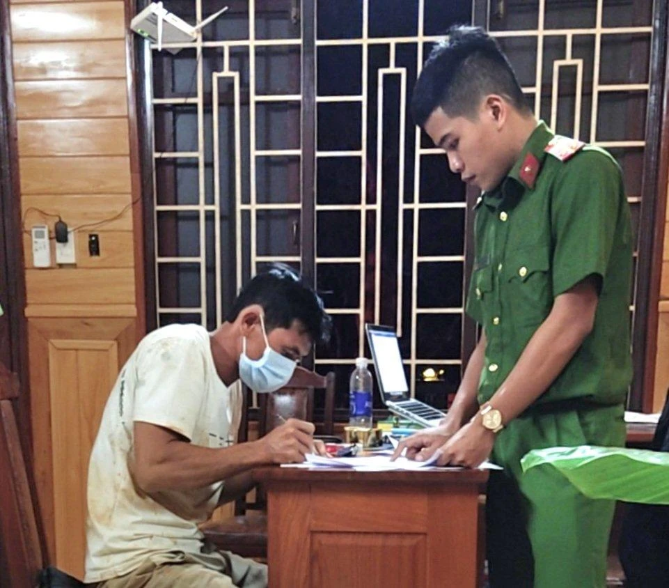 Hoàng Văn Hiền tại cơ quan công an