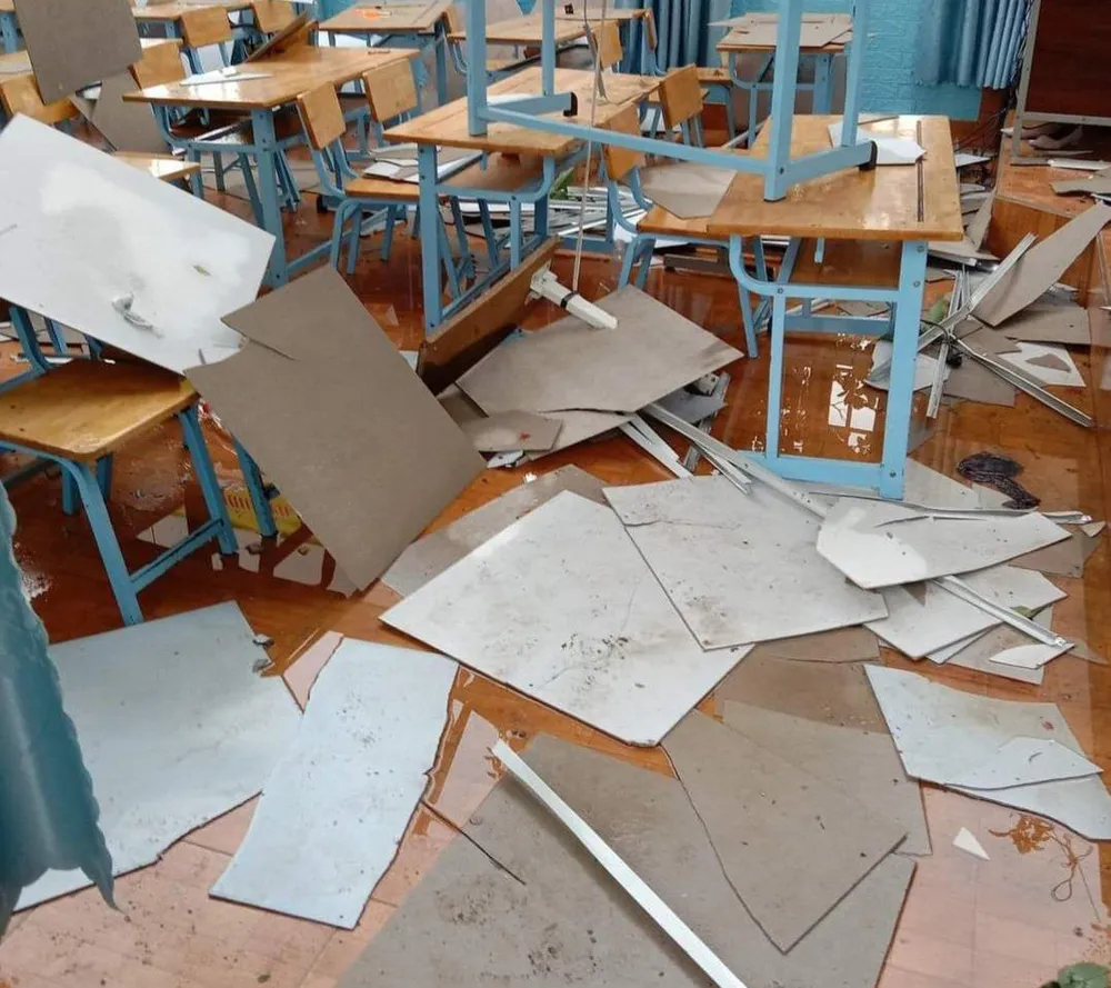 Phòng học của Trường Tiểu học Nguyễn Khuyến bị tốc mái hoàn toàn Phòng học của Trường Tiểu học Nguyễn Khuyến bị tốc mái hoàn toàn