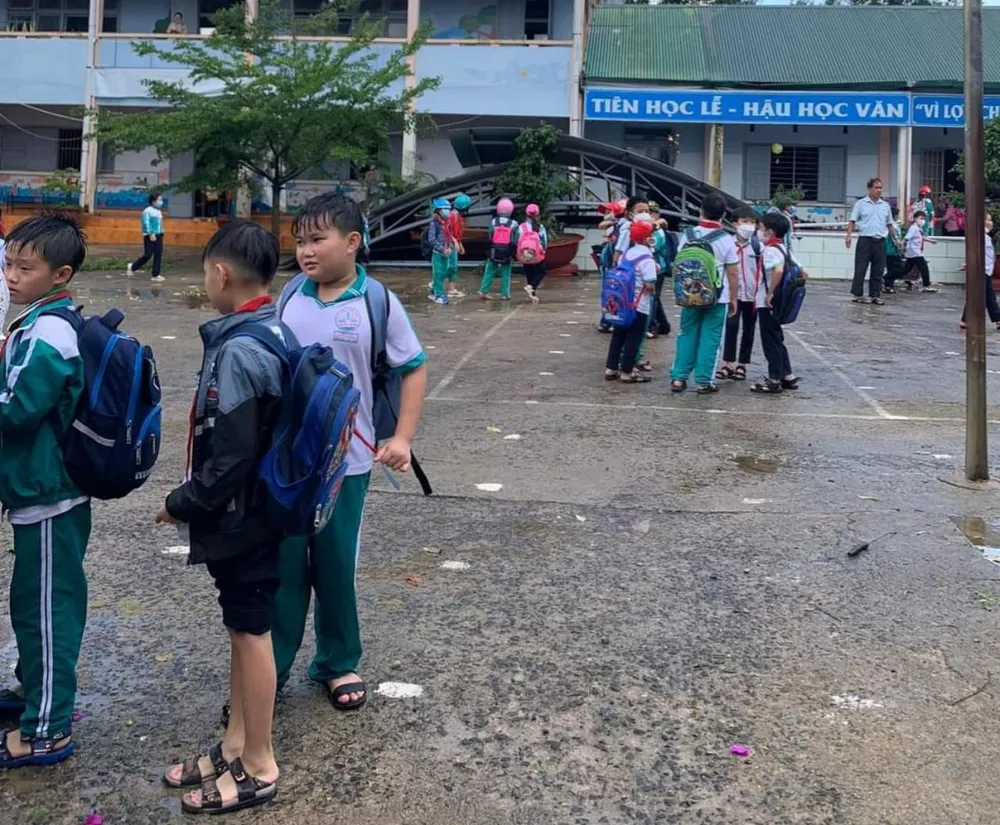 Nhiều học sinh đang học trong lớp hoảng loạn sau khi phòng học bị tốc mái Nhiều học sinh đang học trong lớp hoảng loạn sau khi phòng học bị tốc mái