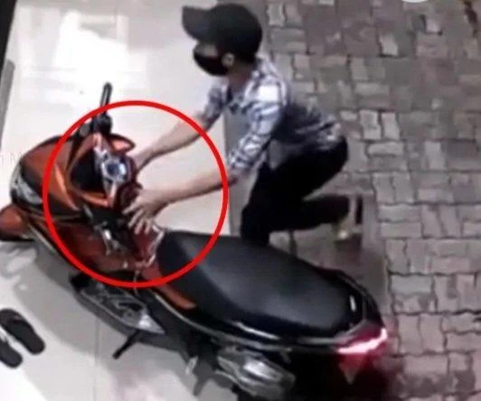 Camera của người dân ghi lại cảnh Nhật thực hiện hành vi trộm xe máy. Ảnh: CACC