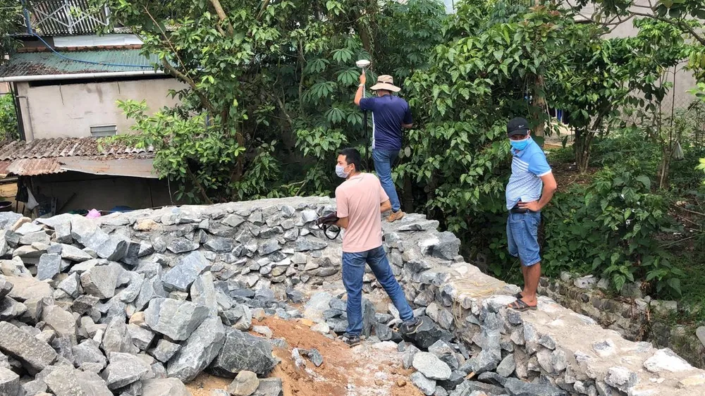 Cơ quan CSĐT Công an huyện Bảo Lâm cùng cơ quan chức năng đang khám nghiệm hiện trường để xác minh đơn tố cáo phá hủy tài sản Cơ quan CSĐT Công an huyện Bảo Lâm cùng cơ quan chức năng đang khám nghiệm hiện trường để xác minh đơn tố cáo phá hủy tài sản