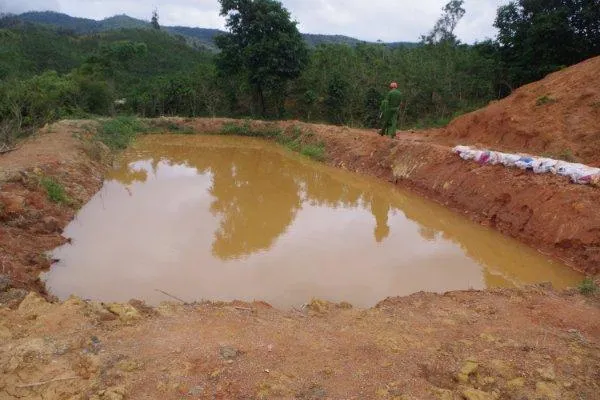 Hồ nước nơi hai cháu nhỏ tử vong. Ảnh: CA Hồ nước nơi hai cháu nhỏ tử vong. Ảnh: CA