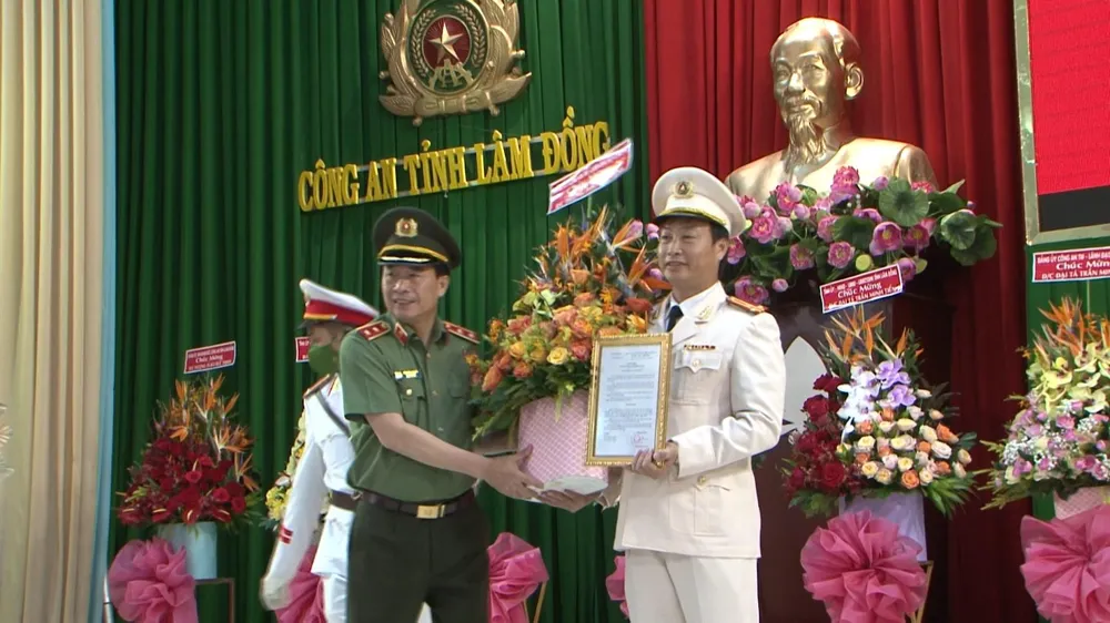 Trung tướng Lê Quốc Hùng trao quyết định bổ nhiệm Phó Giám đốc công an tỉnh Lâm Đồng cho Thượng tá Bùi Đức Thịnh