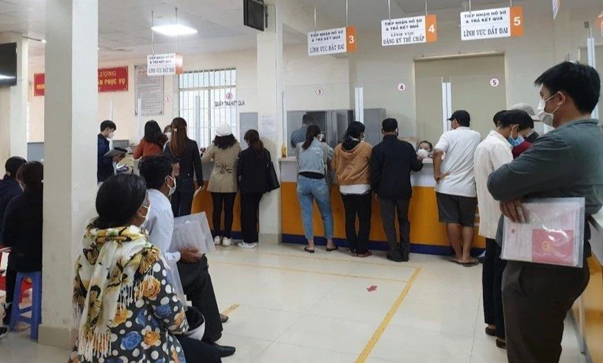 Nhiều người dân ở huyện Lâm Hà được cho là phải xếp hàng từ 3 giờ sáng để làm thụ tục đất đai