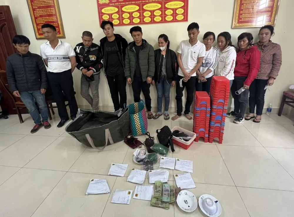 11 người trong sòng bạc lưu động bị bắt giữ cùng tang vật Ảnh TD 11 người trong sòng bạc lưu động bị bắt giữ cùng tang vật Ảnh TD