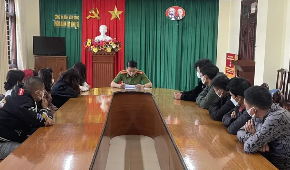 Sòng bạc của Định Râu và Tắc thu hút khoảng 40 người tham gia mỗi ngày Ảnh TD Sòng bạc của Định Râu và Tắc thu hút khoảng 40 người tham gia mỗi ngày Ảnh TD