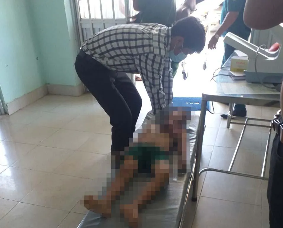 Mọi nỗ lực cấp cứu của lực lượng chức năng đều vô vọng vì hai cháu bé đuối nước khá lâu trước khi được phát hiện Ảnh CA