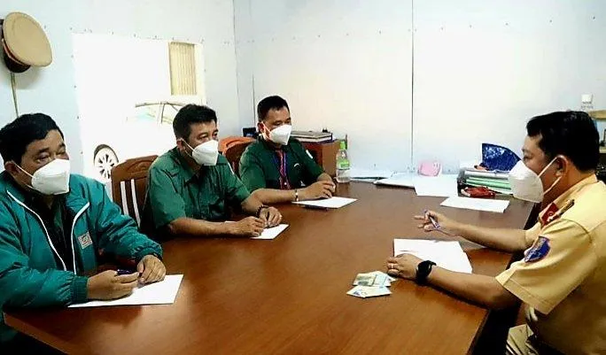 Ba tài xế làm việc với CSGT Lâm Đồng Ảnh Khánh Phúc Ba tài xế làm việc với CSGT Lâm Đồng Ảnh Khánh Phúc