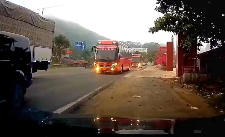 Ba chiếc xe giường nằm nối đuôi nhau vượt "bất chấp" tại điểm cấm vượt Ảnh VT Ba chiếc xe giường nằm nối đuôi nhau vượt "bất chấp" tại điểm cấm vượt Ảnh VT