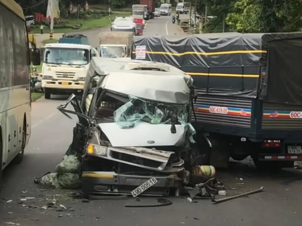 Xe tải chở ba tấn rau bị bẹp dúm đầu. Ảnh VÕ TÙNG Xe tải chở ba tấn rau bị bẹp dúm đầu. Ảnh VÕ TÙNG