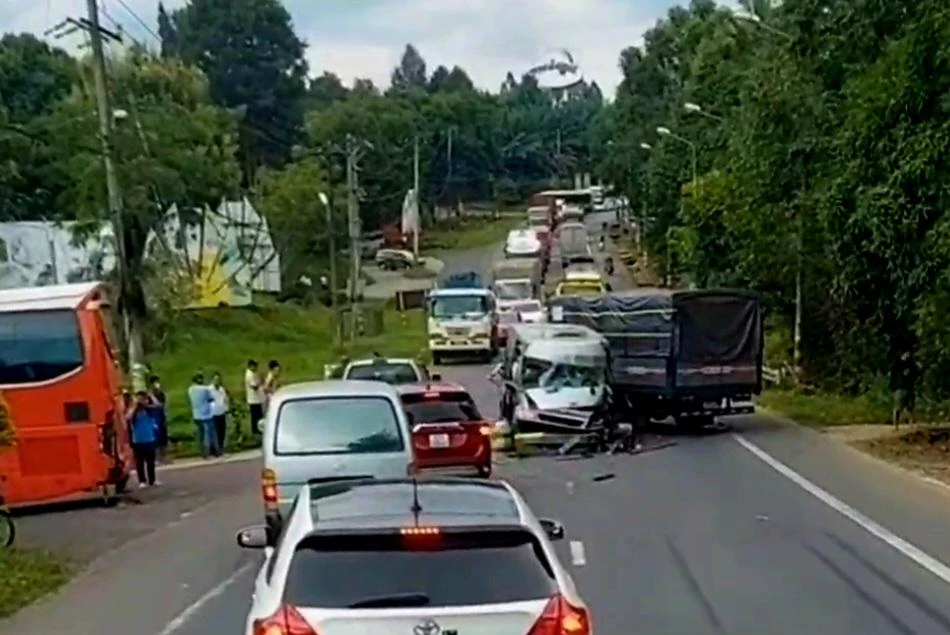 Cú va chạm khiến QL 20 đoạn qua đèo Chuối kẹt xe cục bộ. Ảnh VÕ TÙNG Cú va chạm khiến QL 20 đoạn qua đèo Chuối kẹt xe cục bộ. Ảnh VÕ TÙNG