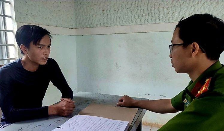 Mỗi quyển sổ hồng giả có giá 20 triệu đồng. Ảnh CA Mỗi quyển sổ hồng giả có giá 20 triệu đồng. Ảnh CA