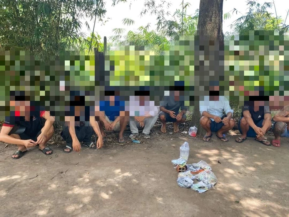Công an huyện DƯơng Minh Châu phát hiện 8 người tổ chức đá gà Ảnh CA