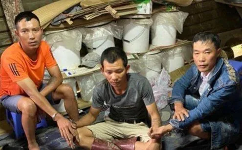 Hưng và đồng phạm tổ chức sòng bạc giữa rừng giáp ranh Ảnh CA Hưng và đồng phạm tổ chức sòng bạc giữa rừng giáp ranh Ảnh CA