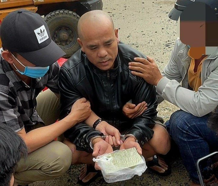 Ngô Hoàng Long cùng bánh ma túy vừa nhận từ bến xe Ảnh TD Ngô Hoàng Long cùng bánh ma túy vừa nhận từ bến xe Ảnh TD