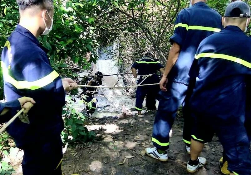 Lực lượng chức năng đưa thi thể nạn nhân lên bờ từ đường thoát nước. Ảnh CACC Lực lượng chức năng đưa thi thể nạn nhân lên bờ từ đường thoát nước. Ảnh CACC