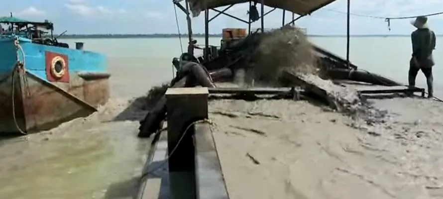 Hàng chục mét khối cát trong lòng hồ Dầu Tiếng bị hút trộm Ảnh CTV