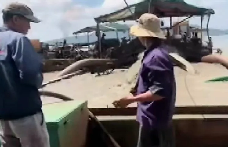 Ba chiếc tàu bơm hút cát trái phép bị công an bắt giữ Ảnh CTV