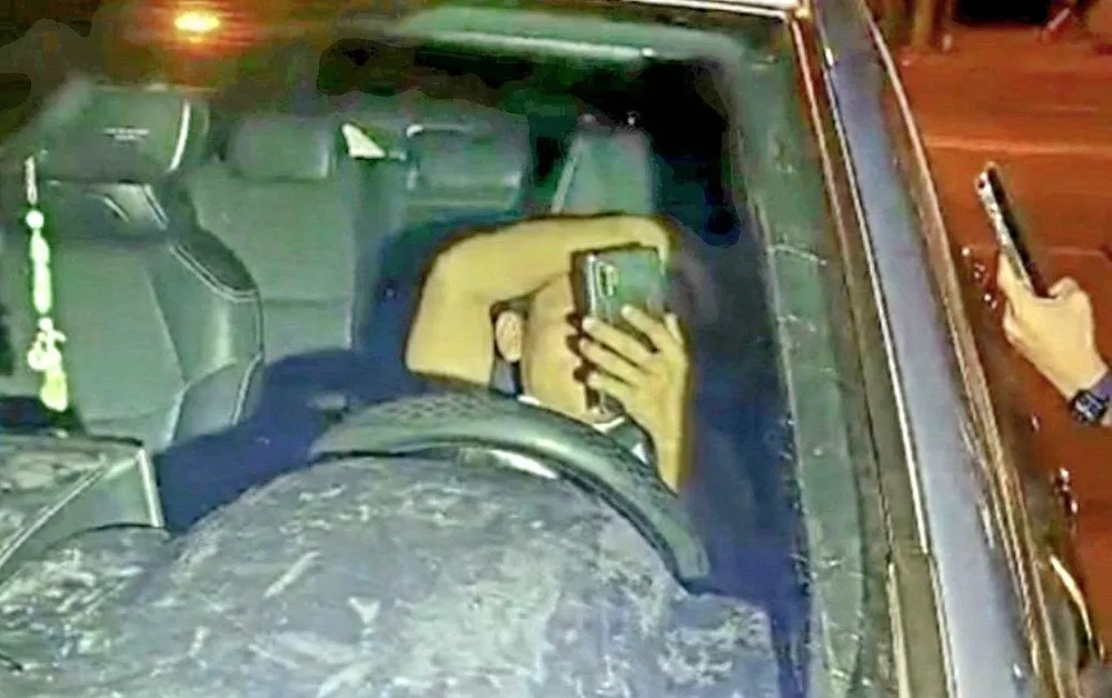 Ông Viễn ngồi cố thủ trong xe, không hợp tác đo nồng độ cồn Ảnh CA Ông Viễn ngồi cố thủ trong xe, không hợp tác đo nồng độ cồn Ảnh CA