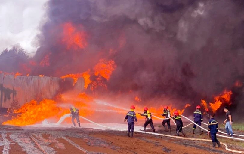 Đám cháy tạo cột khói cao hàng trăm mét. Ảnh: VÕ TÙNG